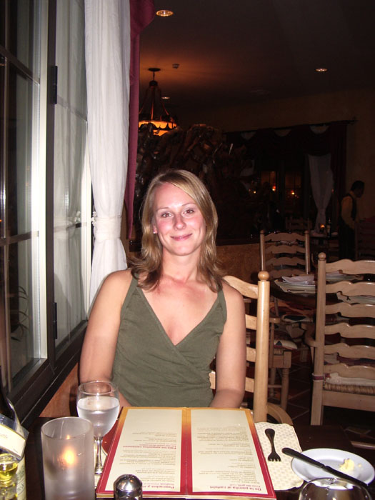 05) rachelle at restaurant